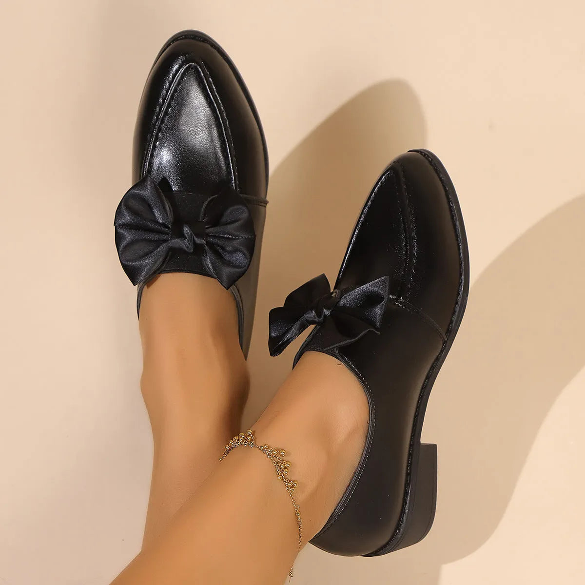 Women's British-style leather shoes with decorative bow detail and pointed toe in multiple colour options