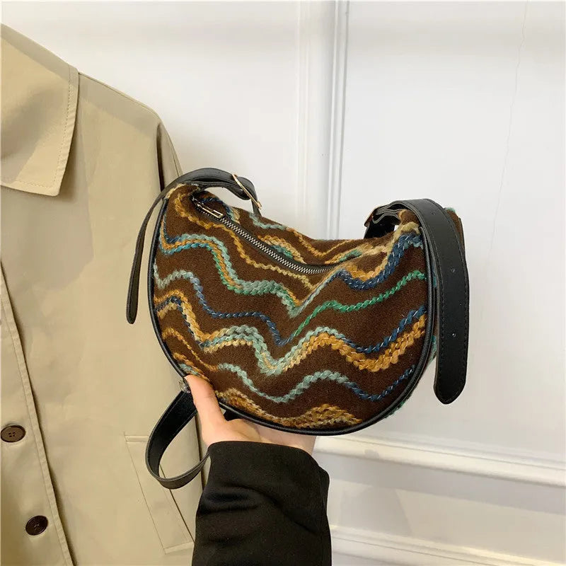 Women's woven straw crossbody bag with internal phone and file compartments in corrugated black colour