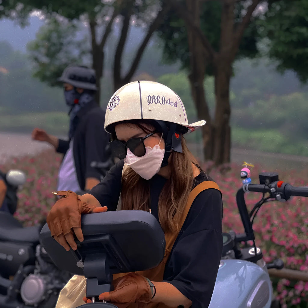 Men's bright black retro half helmet for electric bicycles with a blue gradient lens visor.