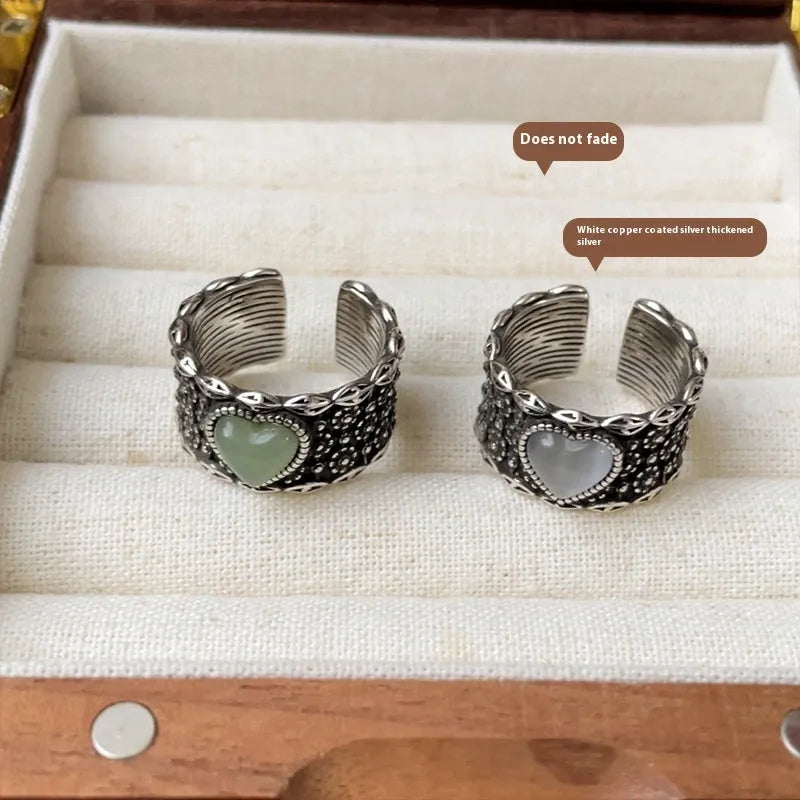 Adjustable heart-shaped ring with retro wide-faced white moonlight design in white or green colour