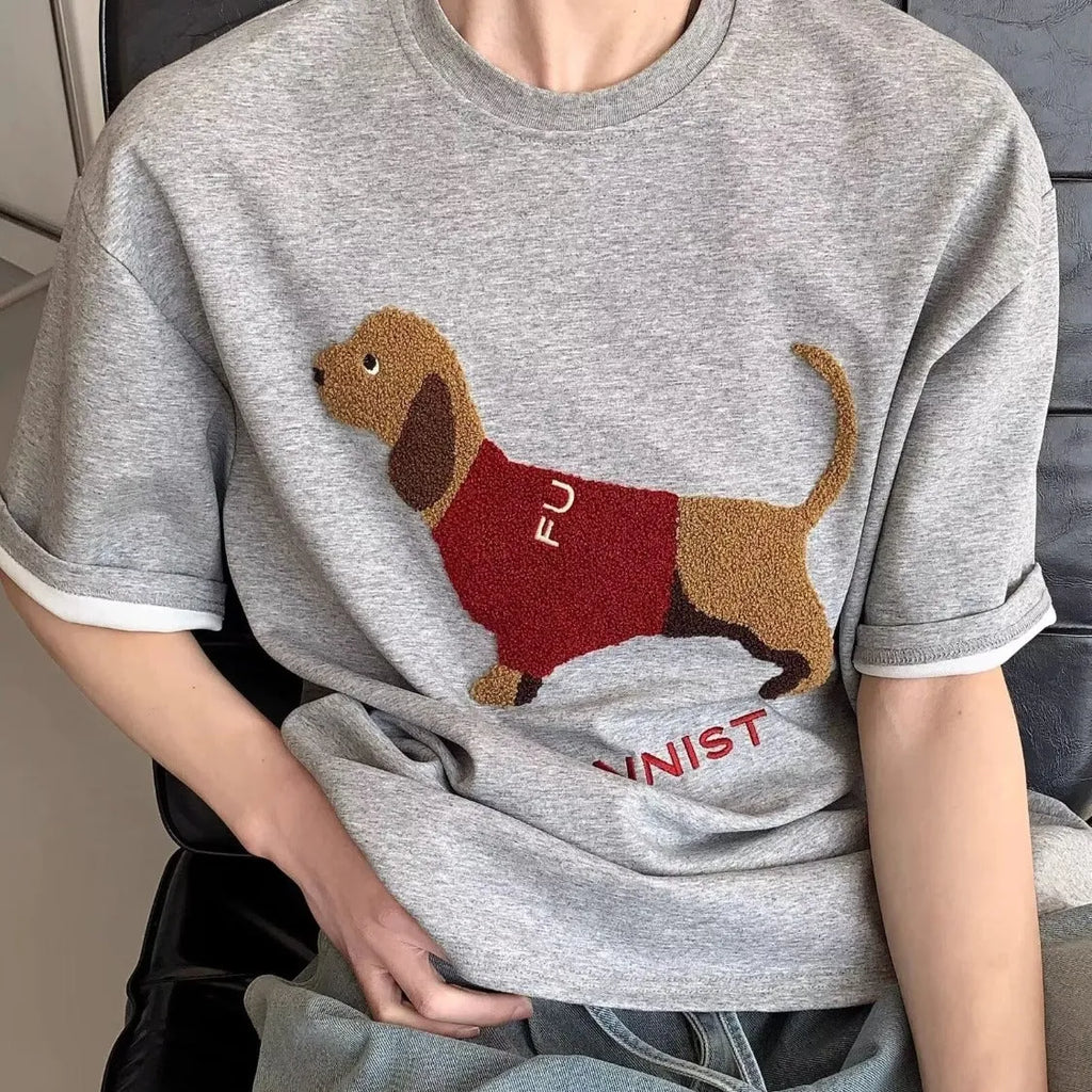 Men's gray T-shirt with embroidered sausage dog towel graphic, short sleeves and round neck