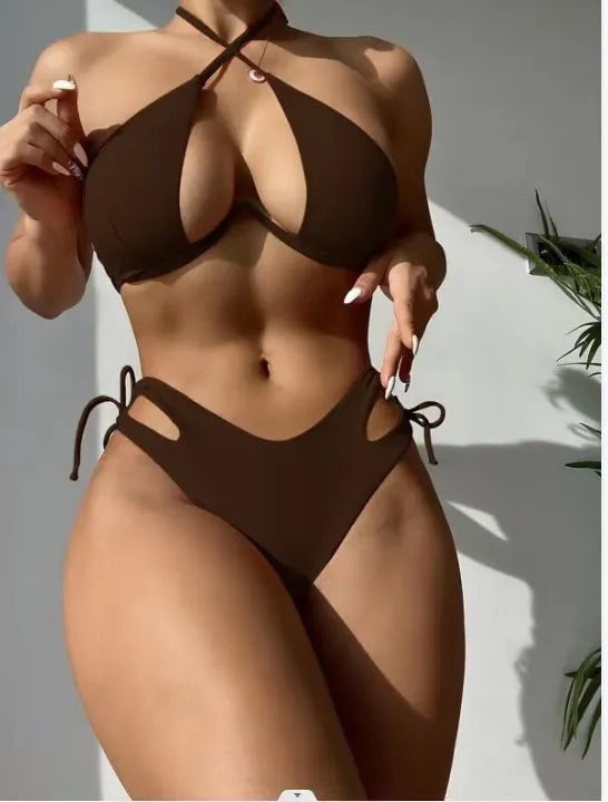 Women's halter bikini swimsuit in solid colour with adjustable neck and back ties