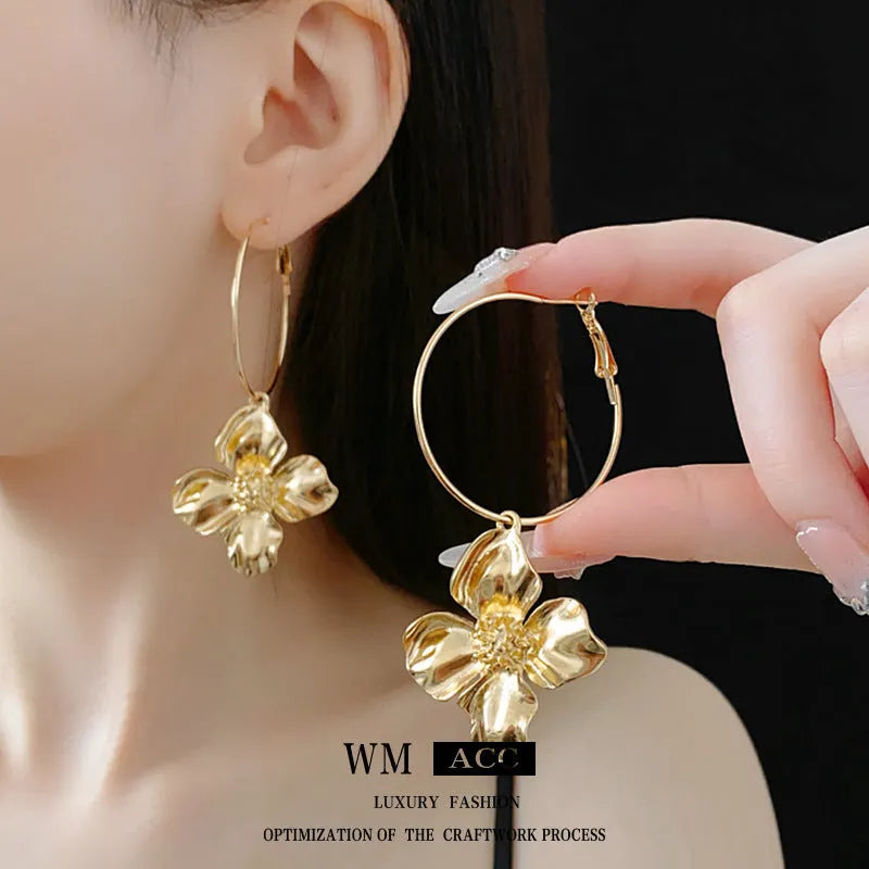 Geometric flower metal earrings in gold or silver electroplated finish with vintage design