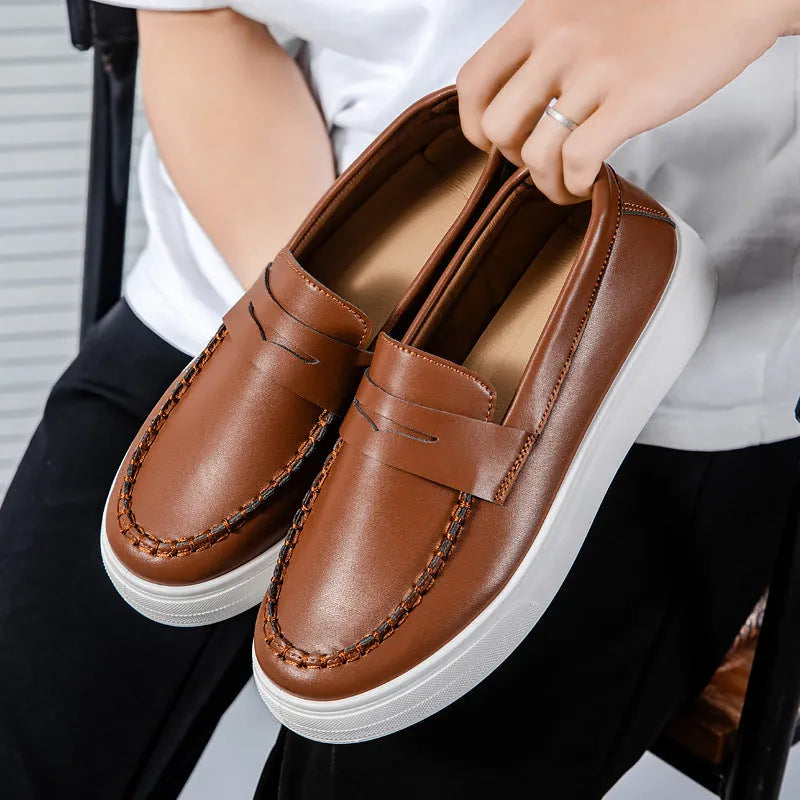 Men's round-toe casual shoes in PU leather available in three colour options