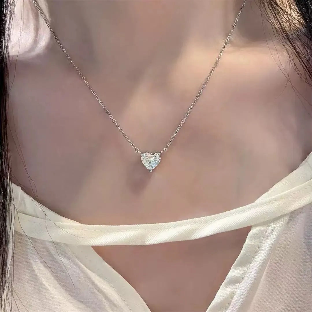 Women's silver-coloured necklace with simple heart pendant on copper chain