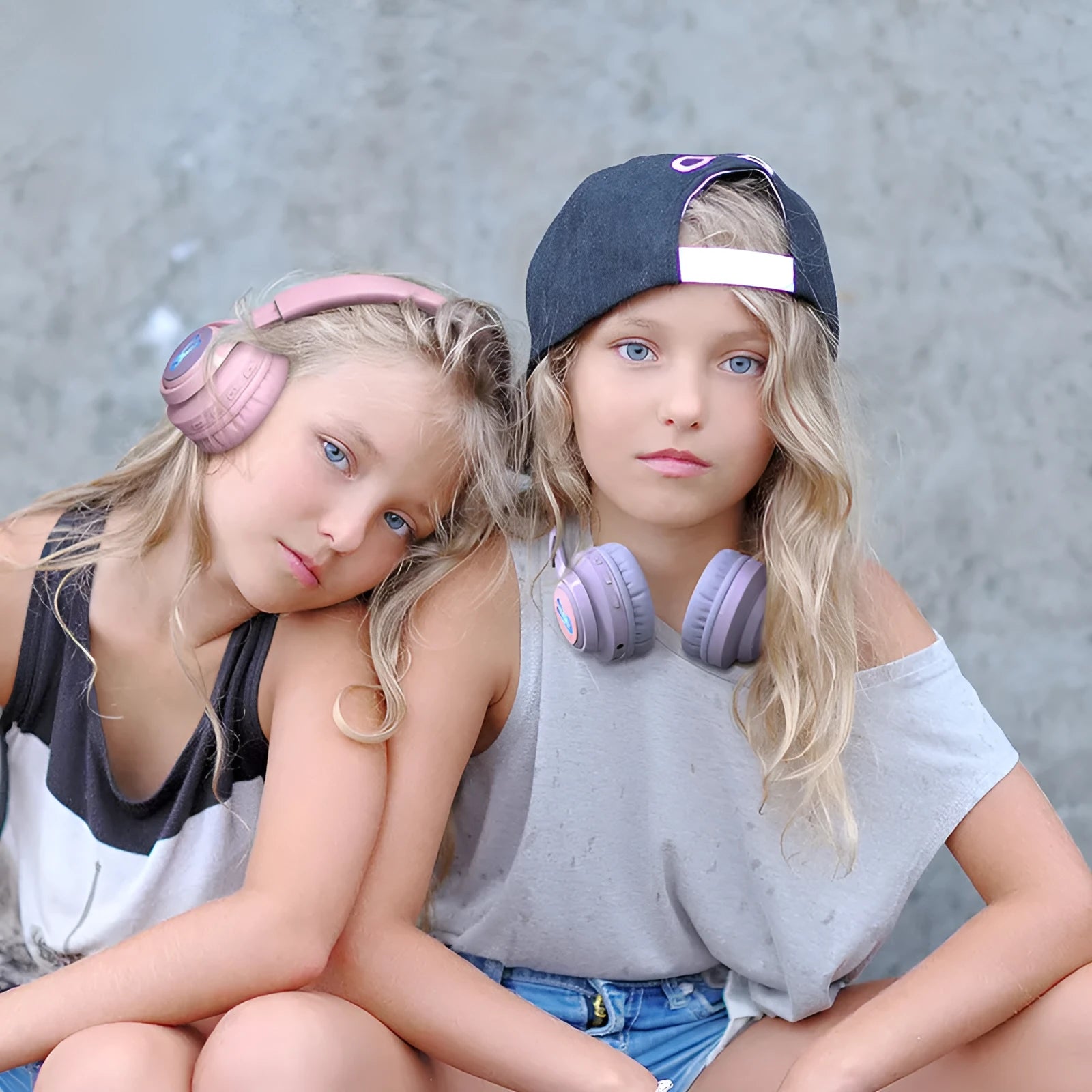 Wireless children's headphones with RGB light effects in bunny purple colour
