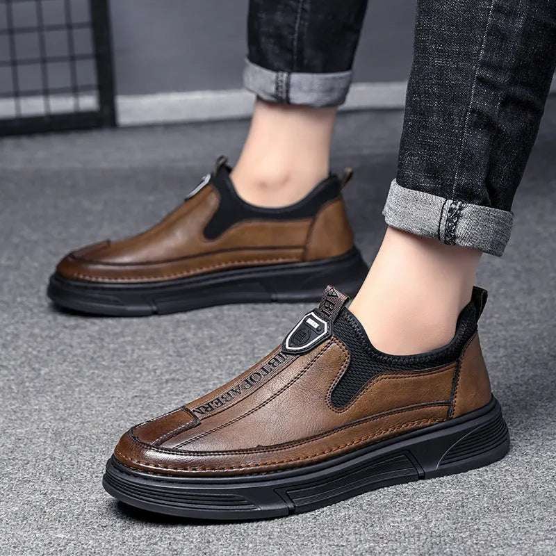 Men's solid colour casual leather shoes with round toe in black and brown options