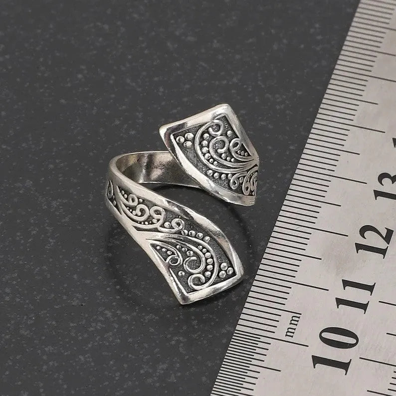 Adjustable silver electroplated alloy ring with minimalist retro geometric design for women