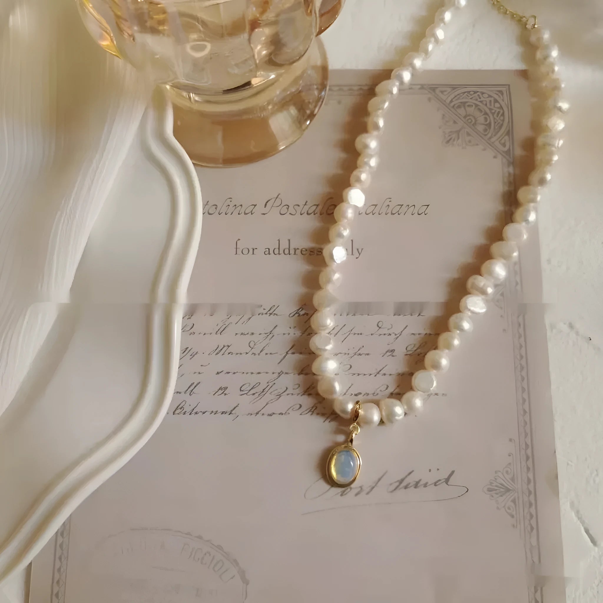Vintage-style adjustable pearl choker necklace with a geometric alloy pendant on a silver-toned chain.