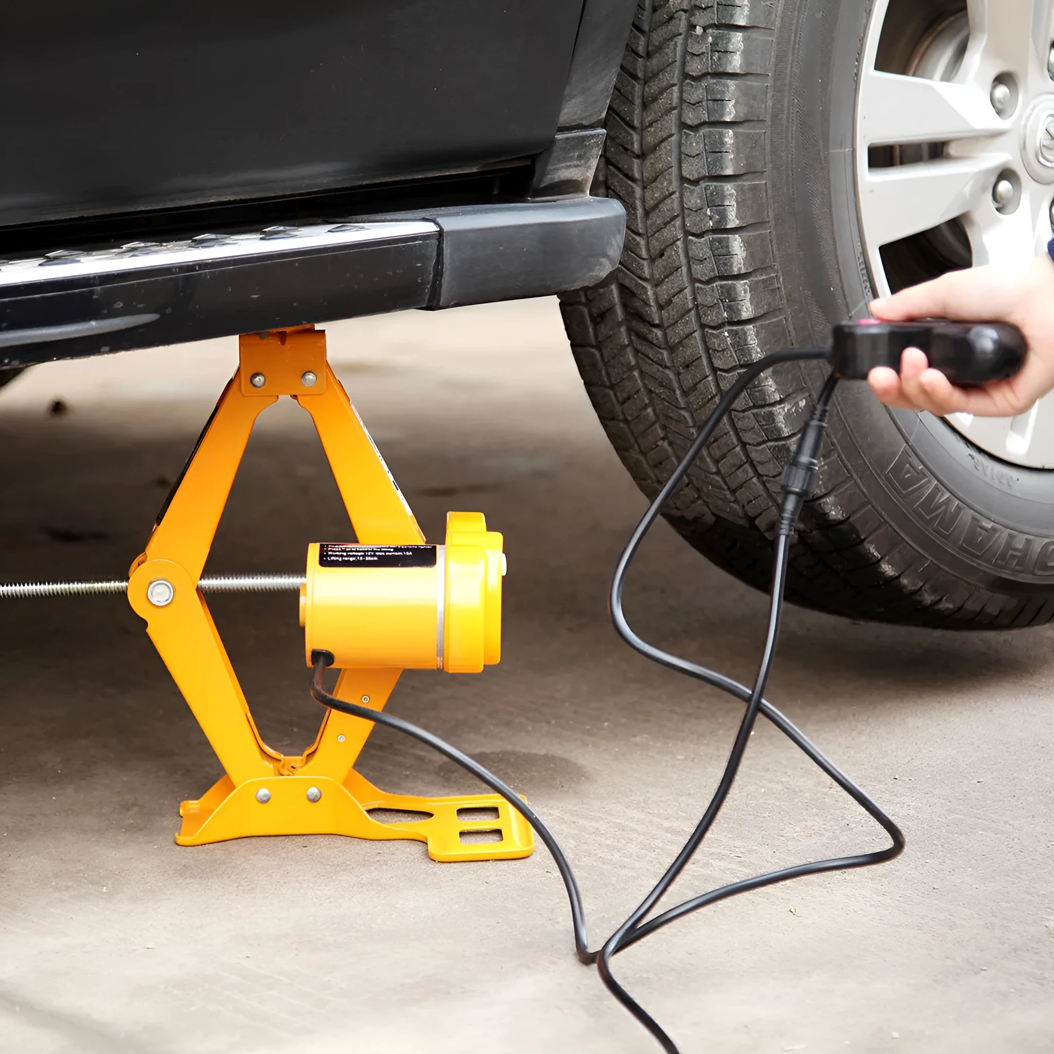 Vehicle electric hydraulic jack kit with 2-tonne capacity and 100W motor
