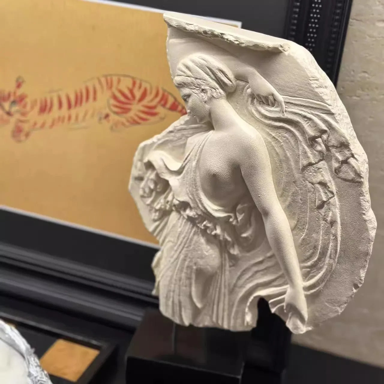 Wine goddess sculpture ornament in synthetic resin with modern Italian-style design